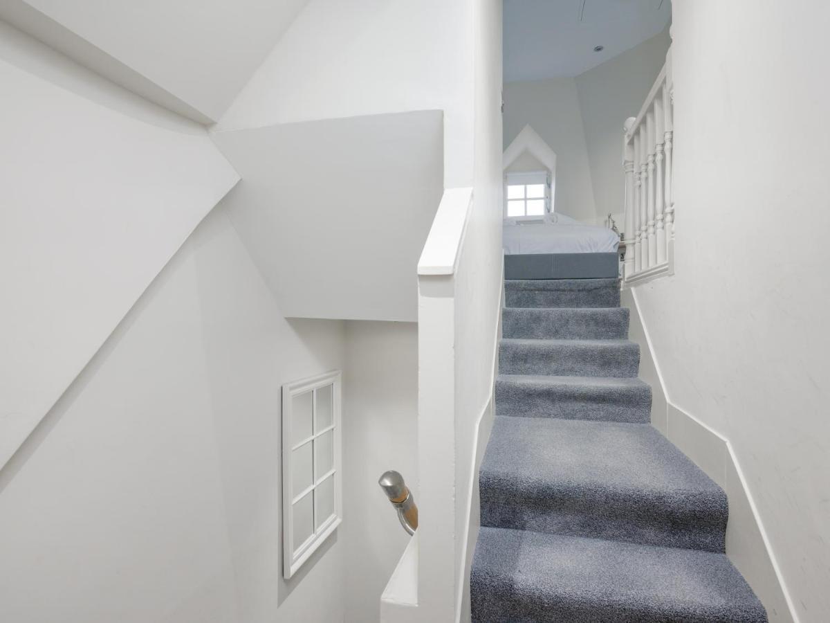 Pass The Keys Historic Ramsay Garden Apt With Balcony Views إدنبرة المظهر الخارجي الصورة